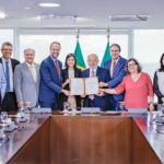 O presidente Lula, ministros e parlamentares ligados à educação na sanção do projeto. Foto: Ricardo Stuckert / PR