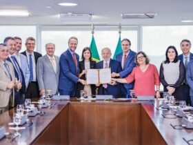 O presidente Lula, ministros e parlamentares ligados à educação na sanção do projeto. Foto: Ricardo Stuckert / PR