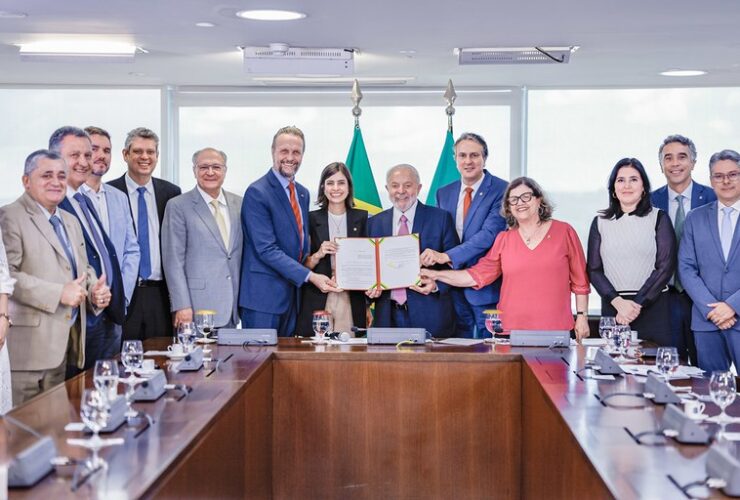 O presidente Lula, ministros e parlamentares ligados à educação na sanção do projeto. Foto: Ricardo Stuckert / PR