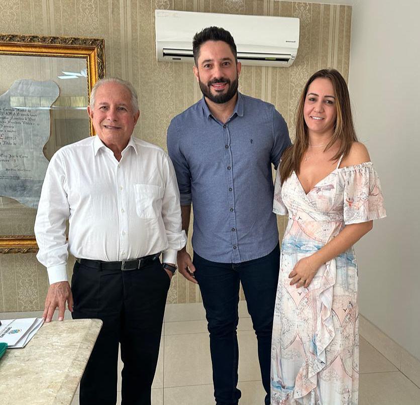 Lucas Matias ao lado do Bispo Oídes do Carmo